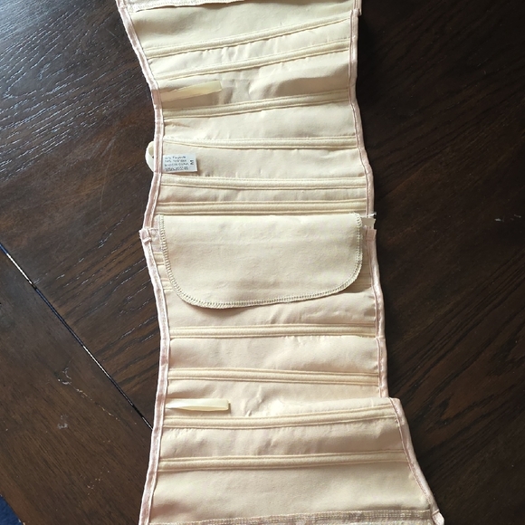 Elegant Cream Womans Corset - Picture 4 of 8